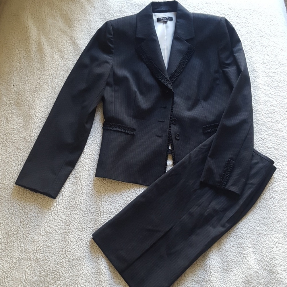 Like new Tahari blazer and skirt set - sz6